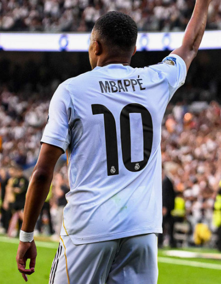 Kylian Mbappé in het Real Madrid thuisshirt tijdens een wedstrijd in het Bernabéu Stadion