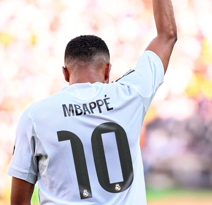 Achterkant van Real Madrid Mbappé shirt met rugnummer 10 tijdens wedstrijdmoment