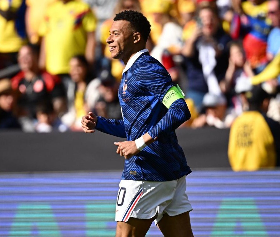 Kylian Mbappé draagt het Frankrijk shirt tijdens een WK-wedstrijd in het blauwe thuistenue van Frankrijk