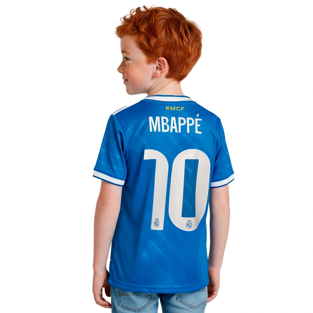 Achteraanzicht van een kind in een blauw Real Madrid Mbappé shirt met rugnummer 10.