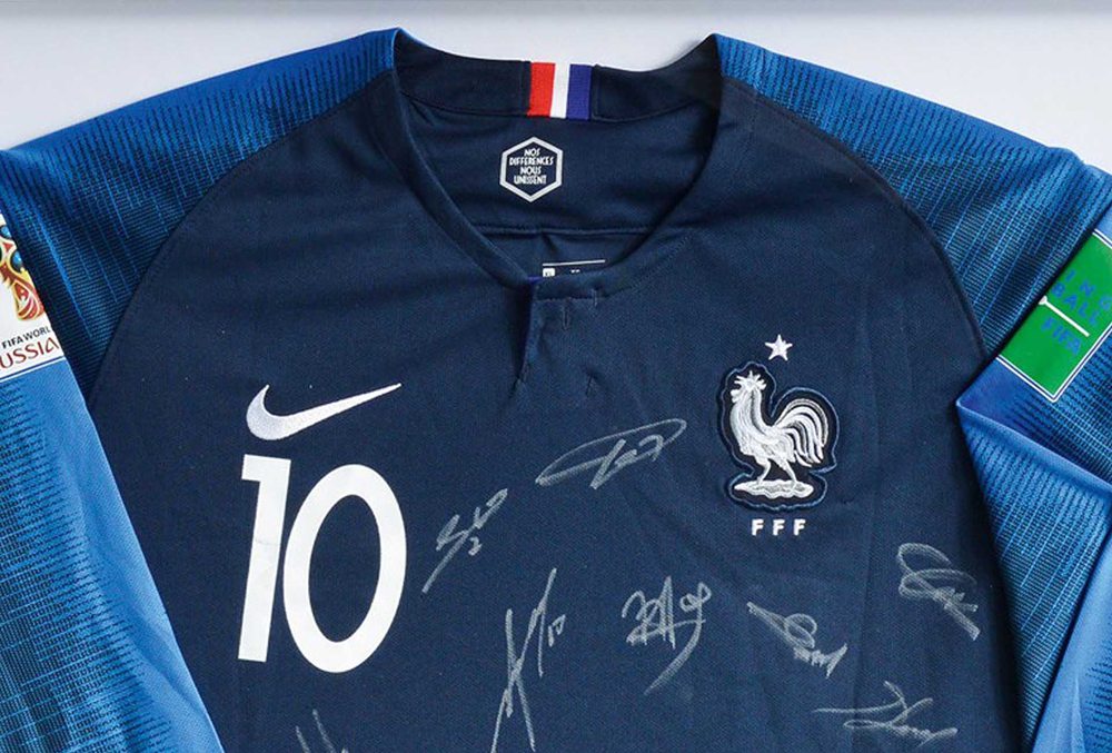 Gesigneerd Nike Frankrijk shirt van Mbappé met nummer 10. Deze kwetsbare bedrukking vereist een voorzichtige wasbeurt